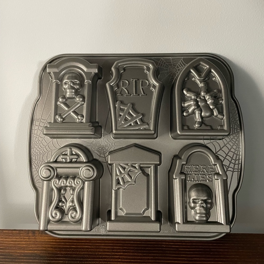 New Nordic Ware Tombstone Cakelets Halloween Cake Pan
